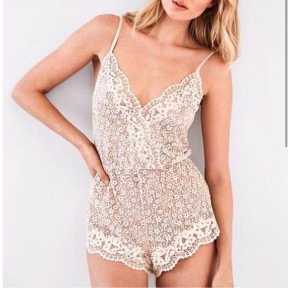 New Victoria's Secret Body DAISY LACE ROMPER Stone Grey Scalloped Edges Sheer XS - Picture 1 of 6